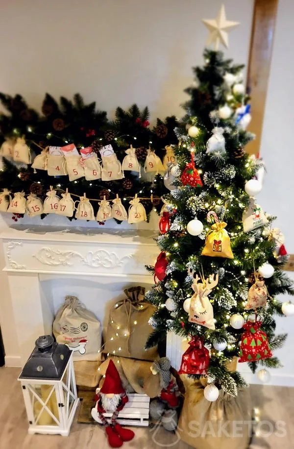 Décorations avec des cadeaux pour le sapin de Noël