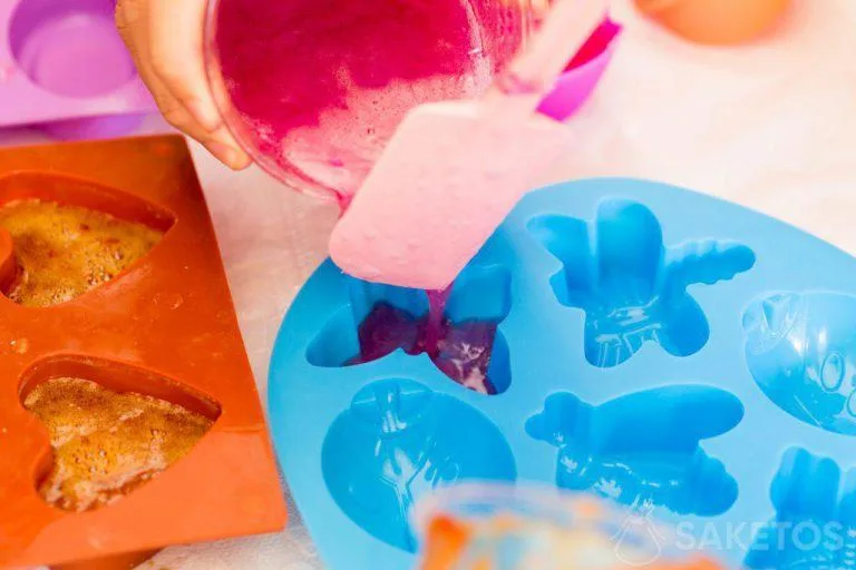 Le savon maison peut être coulé dans des moules en silicone.