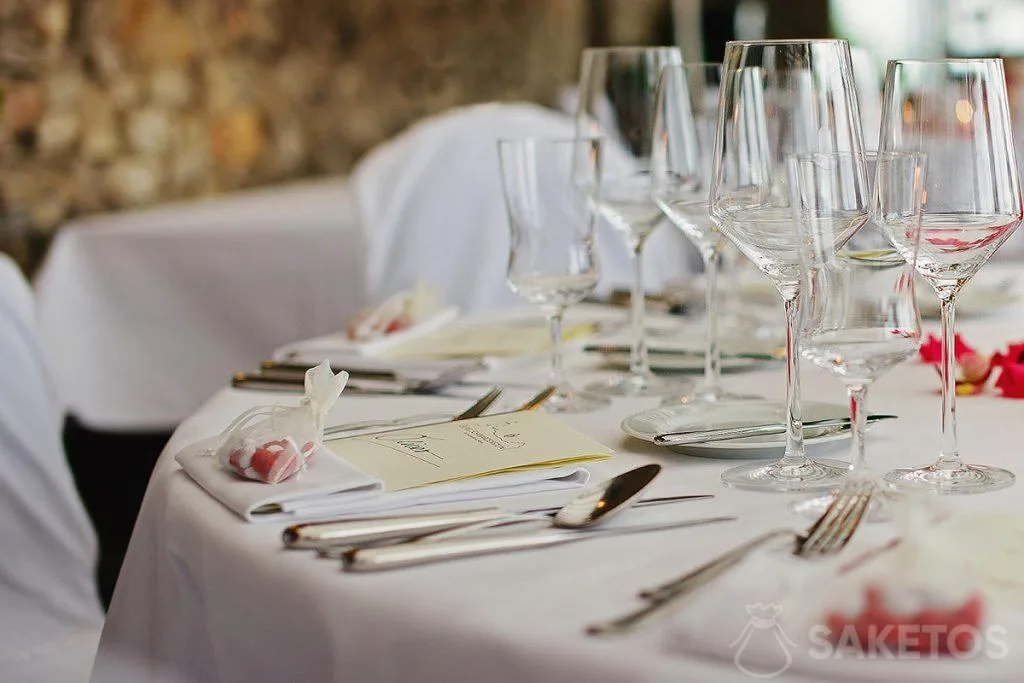 Un sac en organza rempli de bonbons posé sur une table de mariage