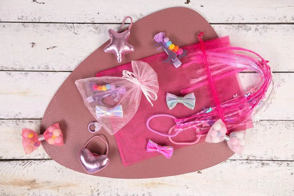 Les sacs en organza utilisés pour ranger des accessoires pour les cheveux