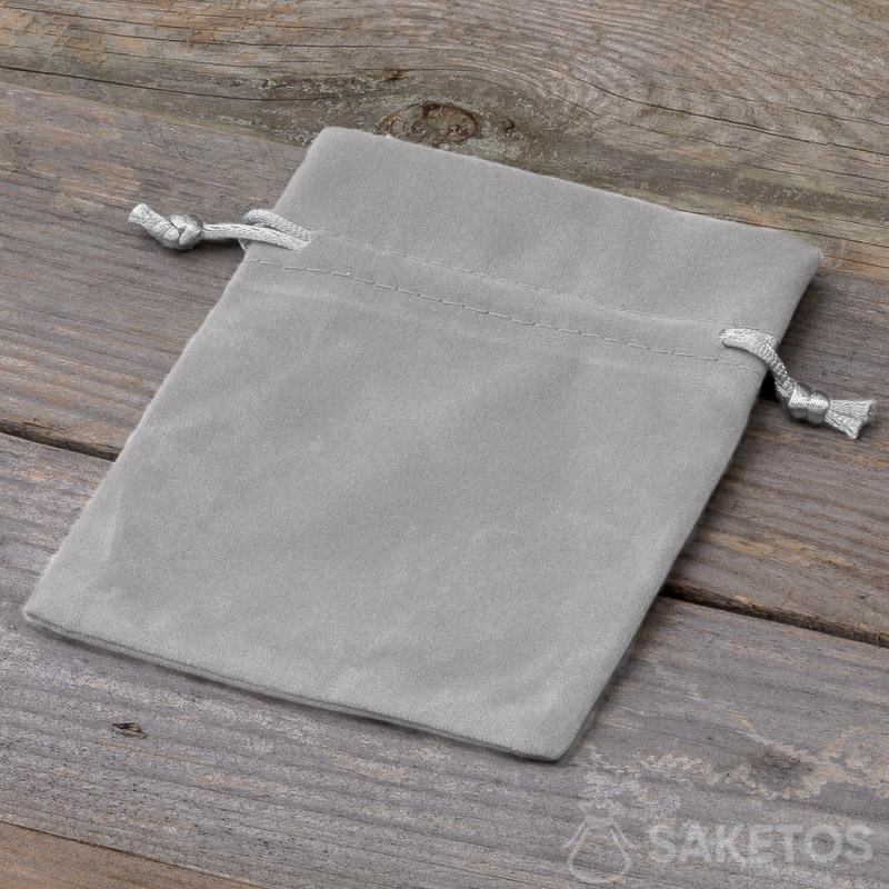 Un sachet décoratif en velours gris