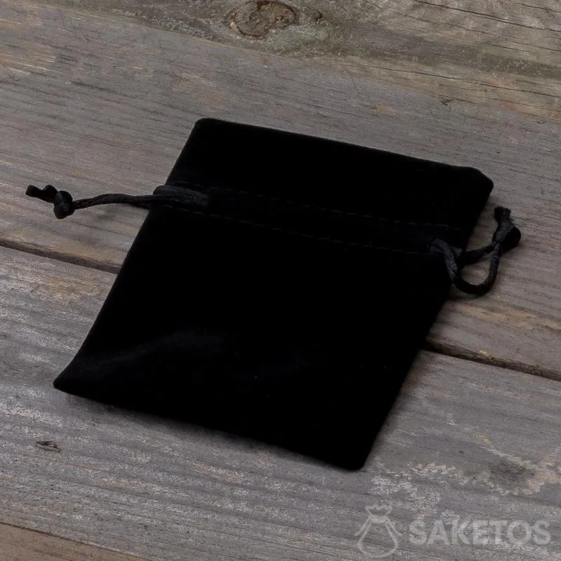 Les sacs en velours noir sont des emballages polyvalents