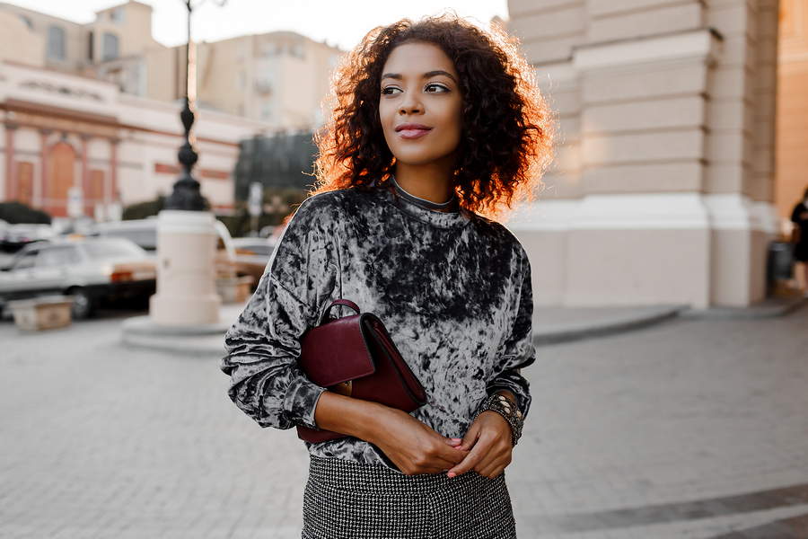 5.Une jeune femme en sweat-shirt en velours 