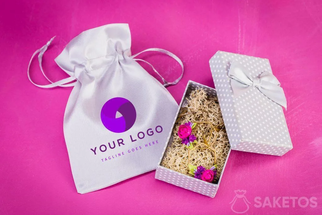 Le sachet à bijoux avec le logo choisi