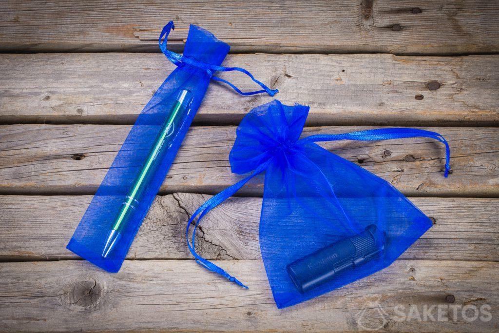 Les sachets en organdi bleue dans le rôle d’un emballage des gadgets publicitaires