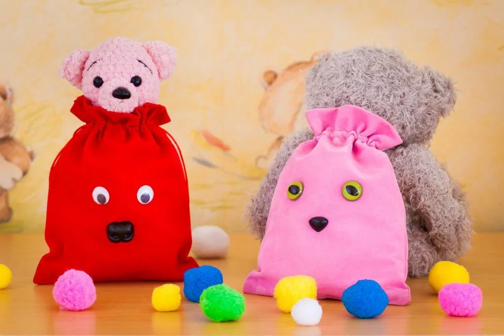 9.Les pochettes en velours sont parfaites pour stocker d’une manière décoratives des jouets.