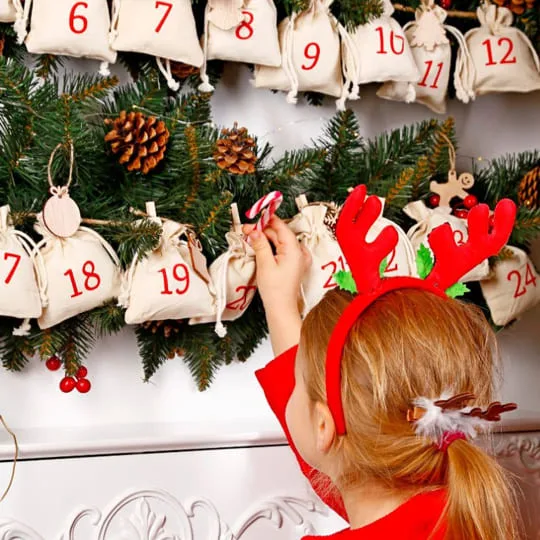Calendrier de l'Avent en forme de guirlande de pochettes
