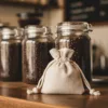 Sachet en lin pour café et grains de café sur plan de travail