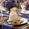Sachet en lin comme décoration de table avec fleurs, emballage raffiné pour invités