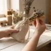 Sachets en lin dans les mains lors de l’emballage de lavande séchée