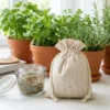 Sachets en lin près de plantes aromatiques et bocal en verre - rangement et emballage cadeau