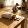 Sachets en lin comme emballage pour puzzles en bois sur une table lors d’un jeu en famille