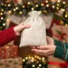 Sacs en lin comme emballage cadeau de Noël avec décorations festives