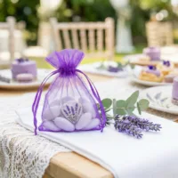 Sacs en organza avec motif lavande comme emballage cadeau décoratif sur une table de jardin
