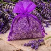 Sacs en organza avec lavande séchée comme emballage décoratif