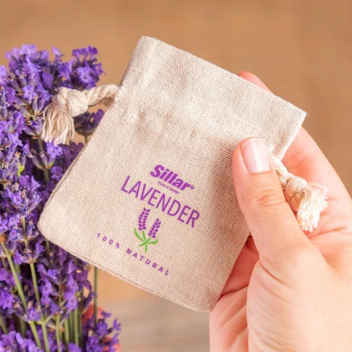 Petit pochon en lin avec logo Sillar pour fleurs de lavande naturelles.