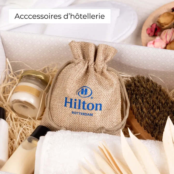 Pochons en jute personnalisés avec logo Hilton pour accessoires d'hôtellerie et cadeaux clients.