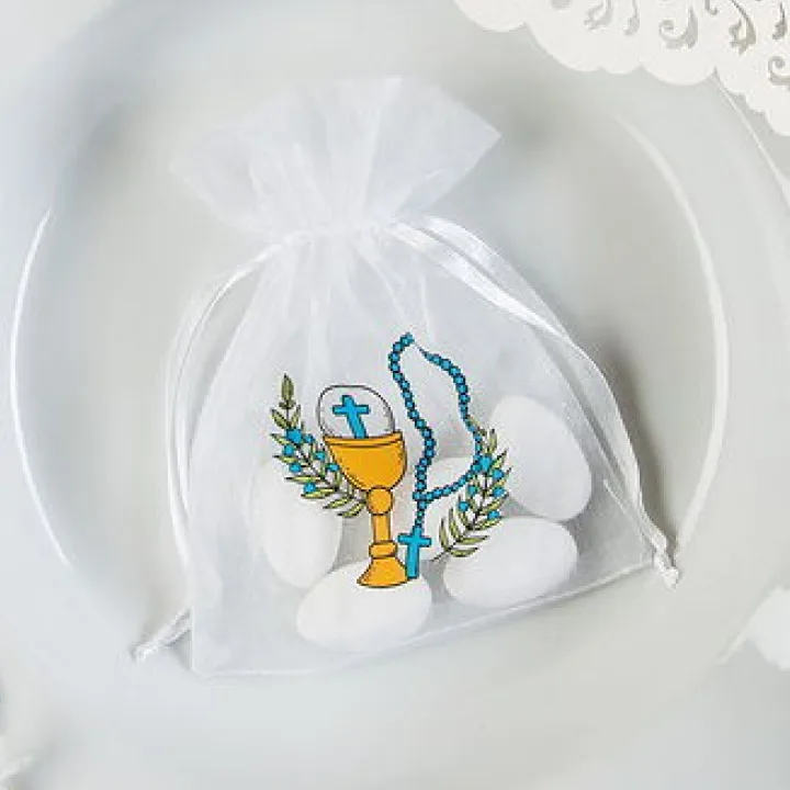 Pochon en satin blanc raffiné à côté d'alliances dorées et de fleurs.