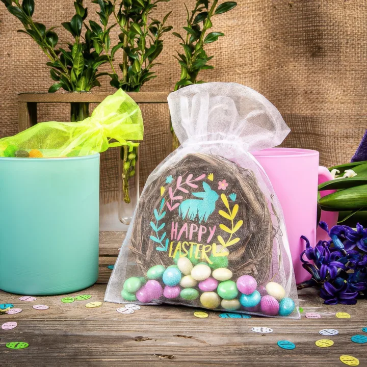 Sachet en organza transparent avec motif de Pâques et petits œufs en sucre.