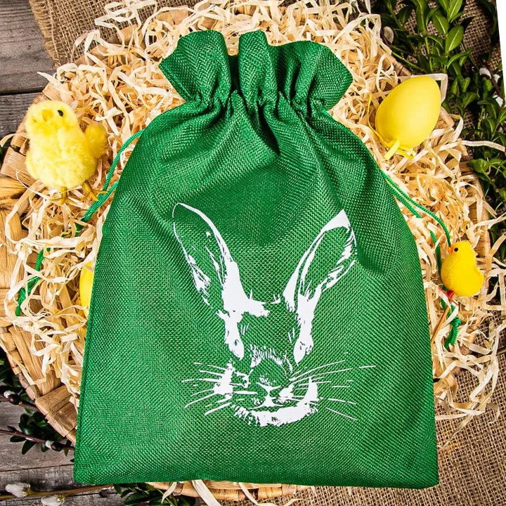 Sachet en tissu vert avec impression de lapin pour les chocolats de Pâques.